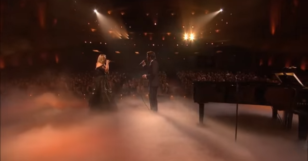 Kelly Clarkson and Josh Groban singing Phantom of the Opera
