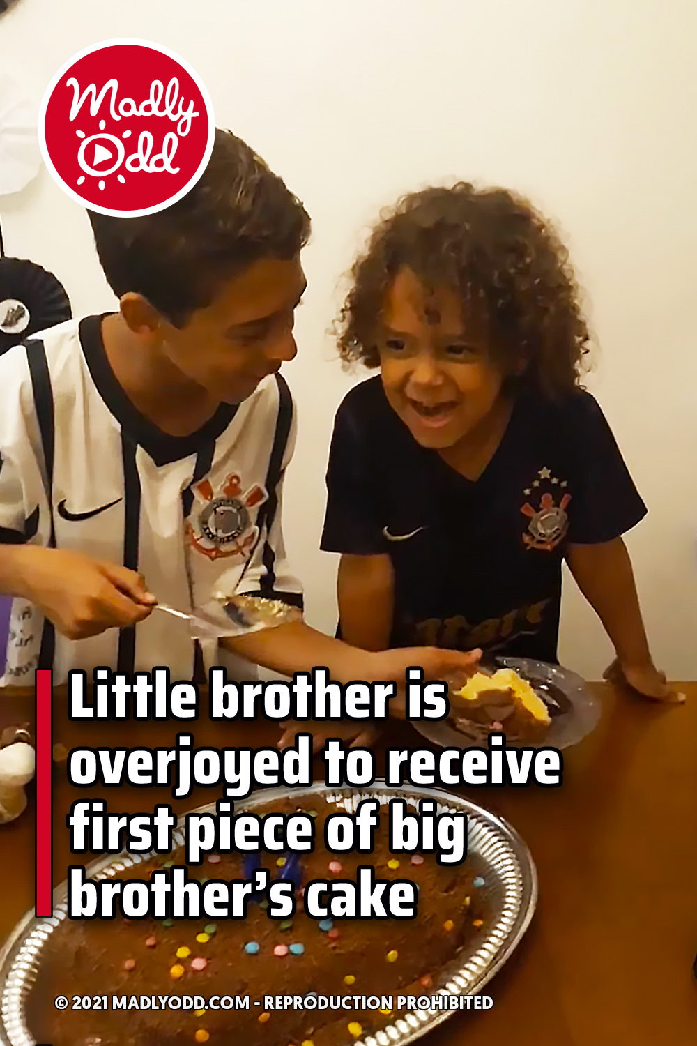 Little brother is overjoyed to receive first piece of big brother’s cake