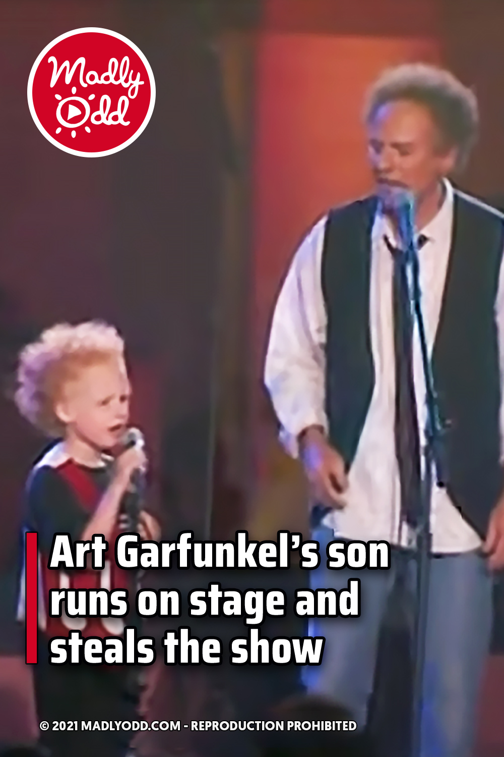 Art Garfunkel’s son runs on stage and steals the show