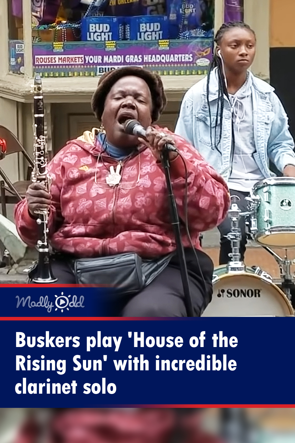 Buskers play \'House of the Rising Sun\' with incredible clarinet solo