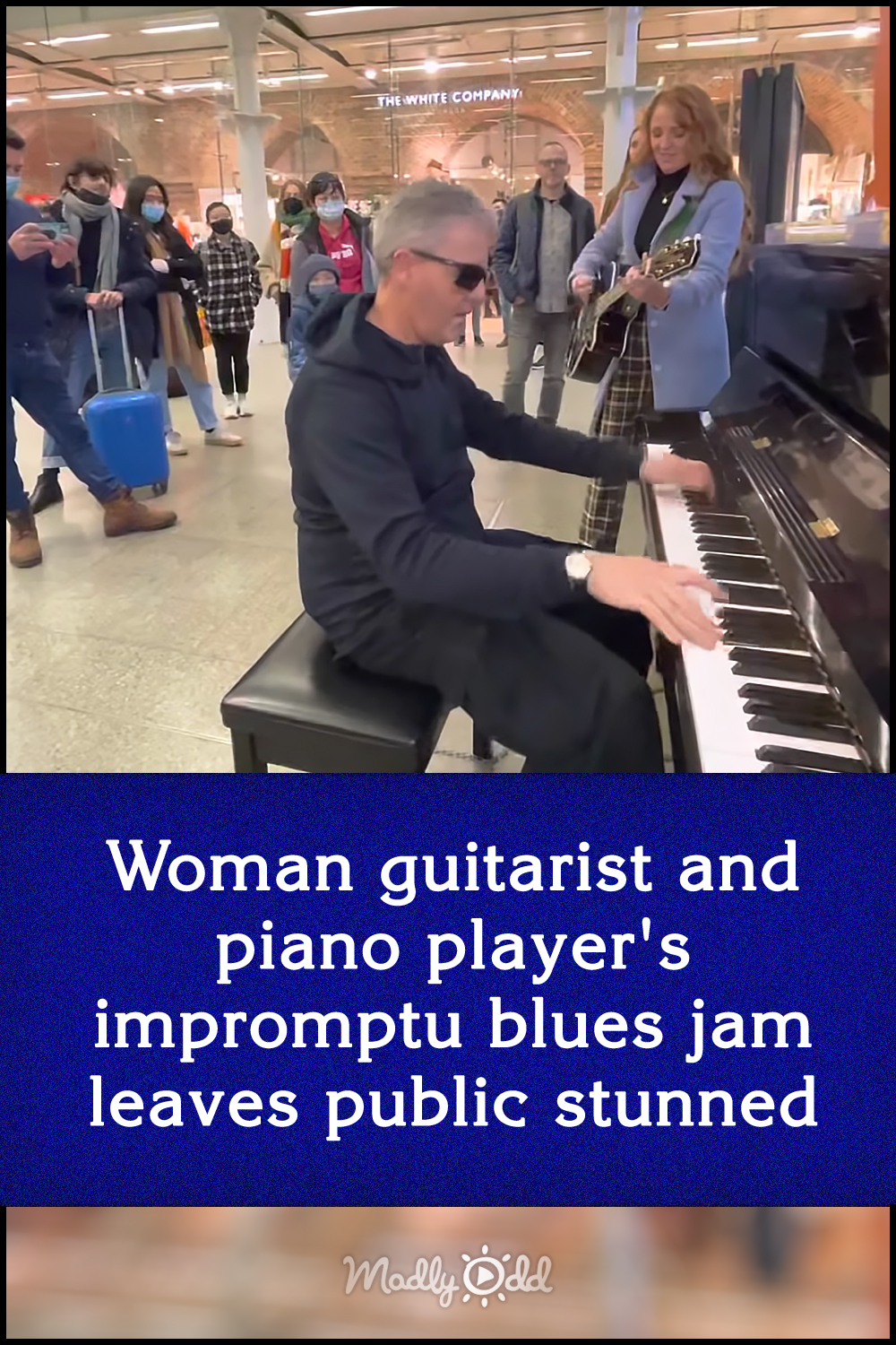 Woman guitarist and piano player\'s impromptu blues jam leaves public stunned