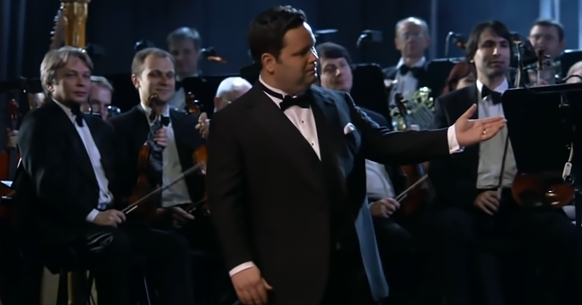 Paul Potts singing at the Kyiv Opera House